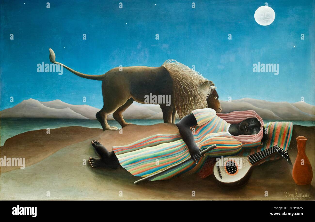Henri Rousseau - le gitane endormi - UNE femme endormi est regarda par un lion désertique. Elle a une mandoline et une bouteille d'eau à ses côtés. La lune est en haut. Banque D'Images