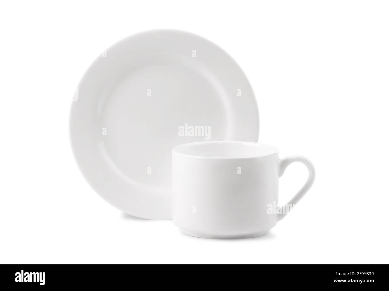 Tasse et plaque en porcelaine blanche isolées sur fond blanc Banque D'Images