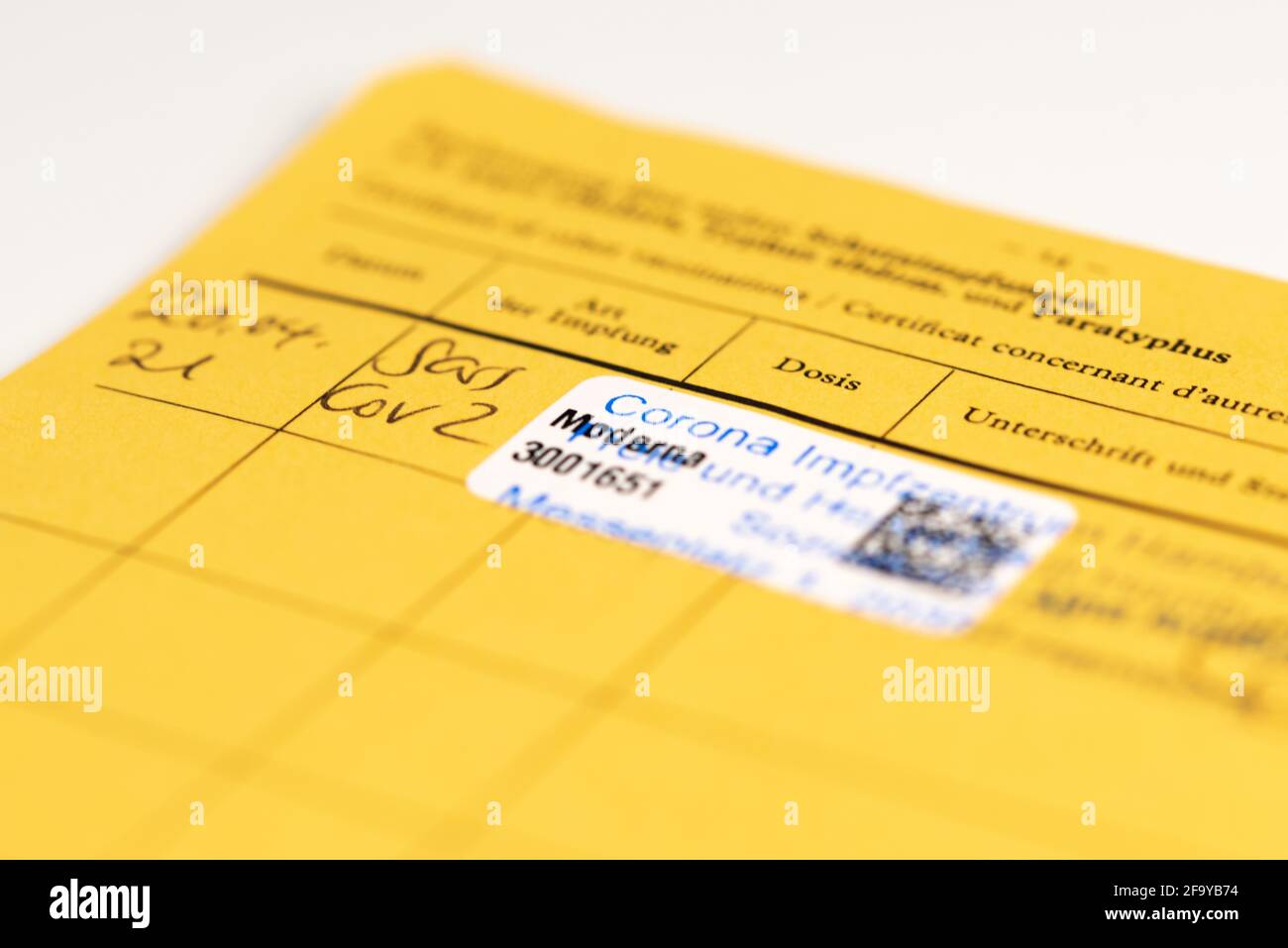 2021-04-21 Hambourg, Allemagne: Certificat international de vaccination avec le record de la vaccination contre le coronavirus SRAS-COV-2 Covid-19 avec Moderna Banque D'Images