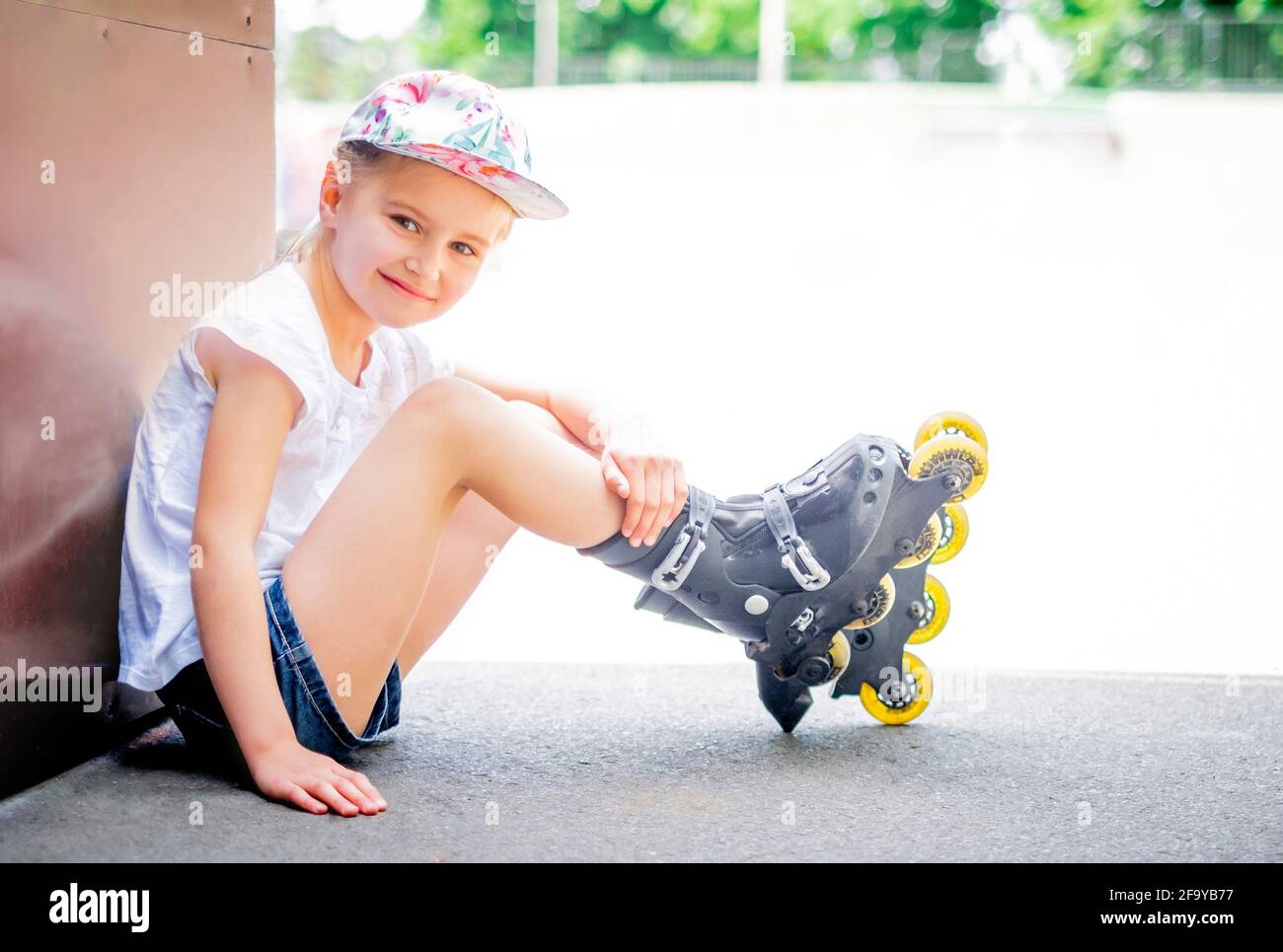 Petite Fille En Rollerblading Dans La Protection D'automne Dans Le Parc  Photo stock - Image du joie, exercer: 247506688