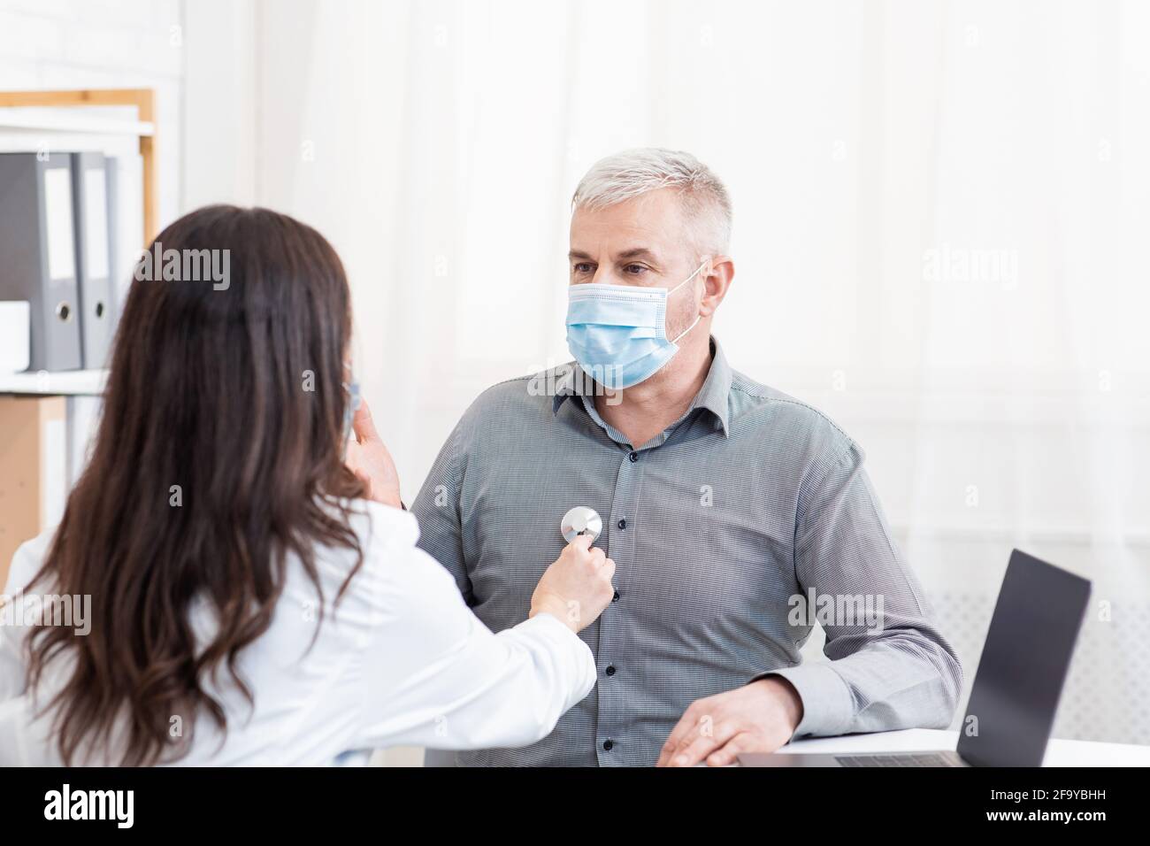 Diagnostic, examen médical et soins de santé à un âge plus avancé Banque D'Images