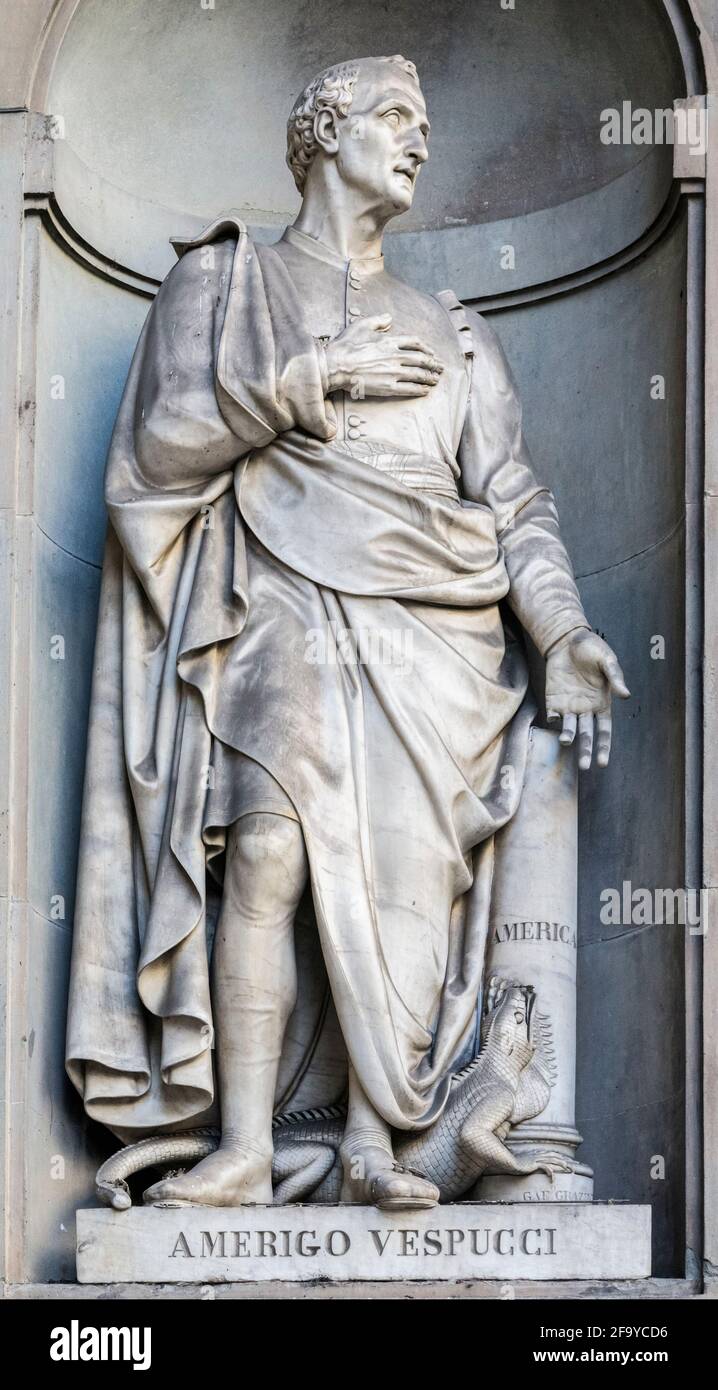 Florence, province de Florence, Toscane, Italie. Statue de la Piazzale degli Uffizi d'Amerigo Vespucci, 1454-1512, explorateur italien. Le nom de l'Amérique W Banque D'Images