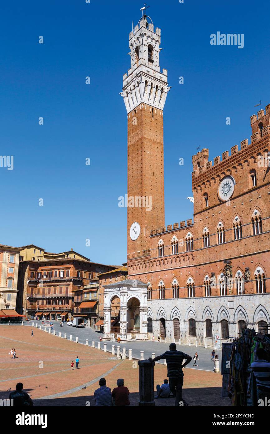Sienne, province de Sienne, Toscane, Italie. Le Palazzo Pubblico avec la Torre de Mangia vue de l'autre côté de la Piazza del Campo. Banque D'Images