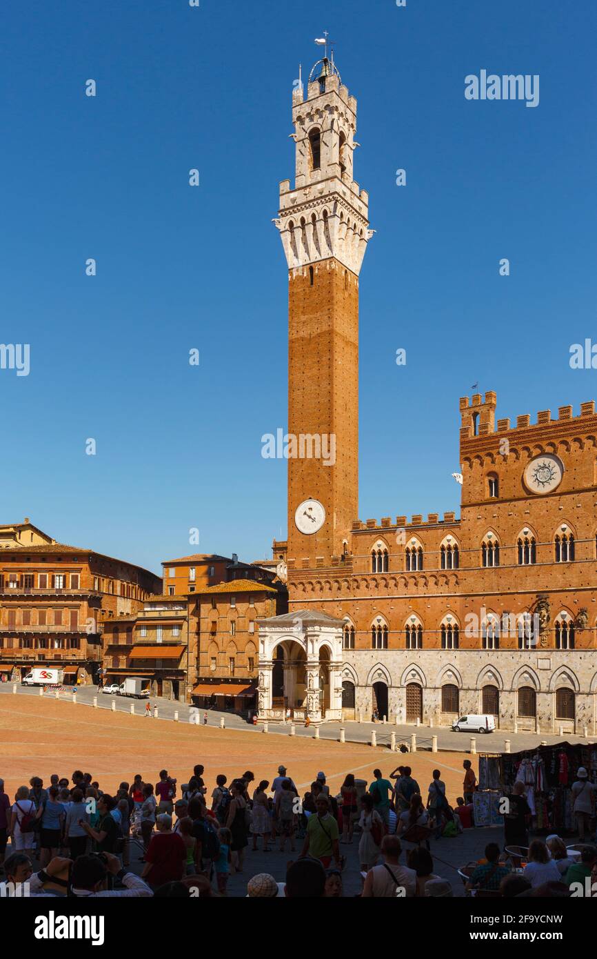 Sienne, province de Sienne, Toscane, Italie. Le Palazzo Pubblico avec la Torre de Mangia vue de l'autre côté de la Piazza del Campo. Banque D'Images