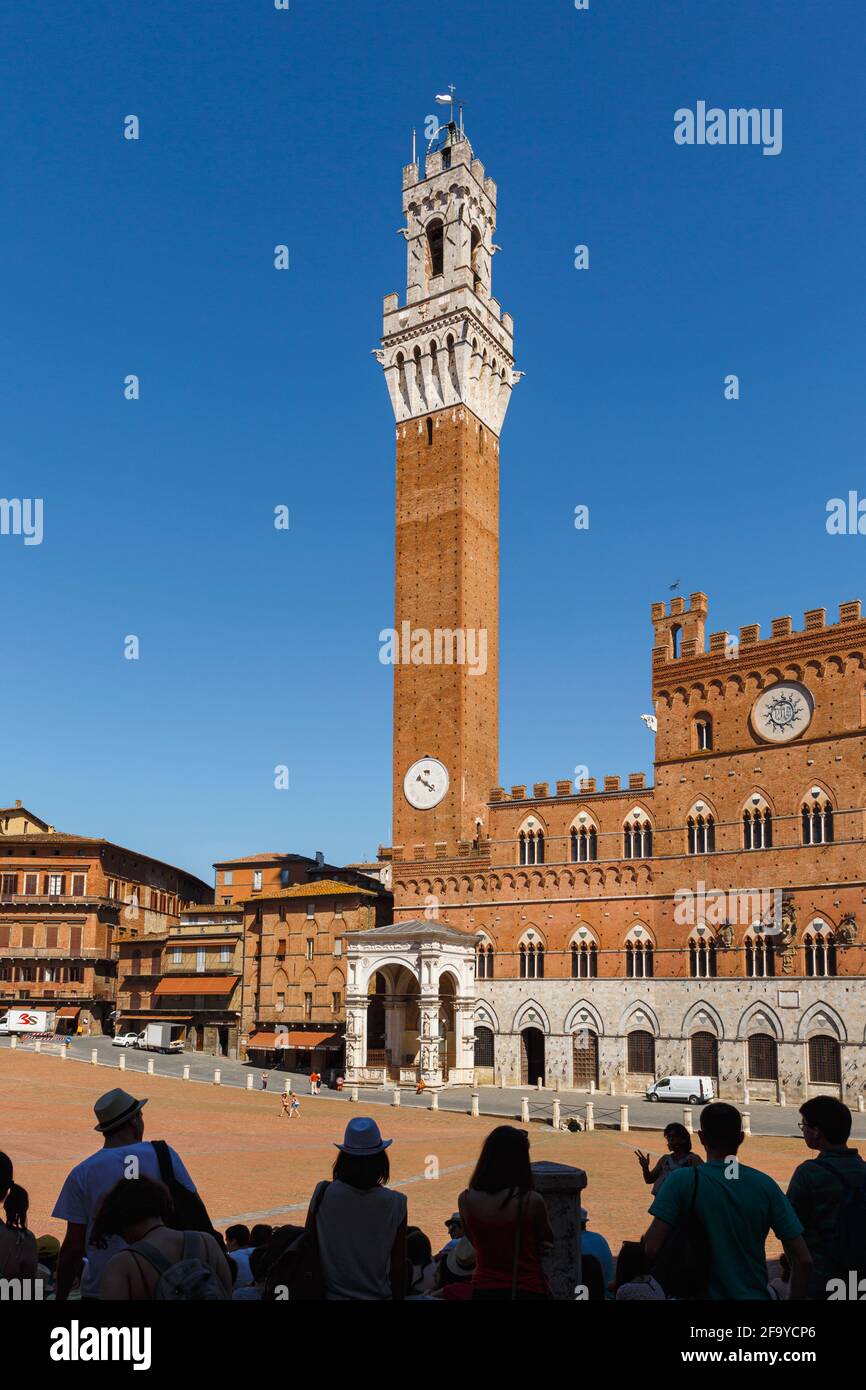 Sienne, province de Sienne, Toscane, Italie. Le Palazzo Pubblico avec la Torre de Mangia vue de l'autre côté de la Piazza del Campo. Banque D'Images