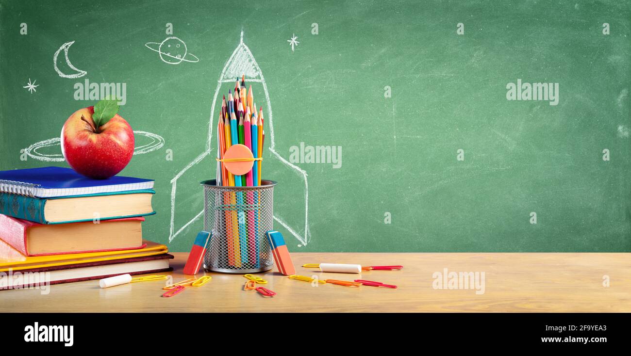 Rentrée - Livres et crayons avec Rocket Sketch Banque D'Images
