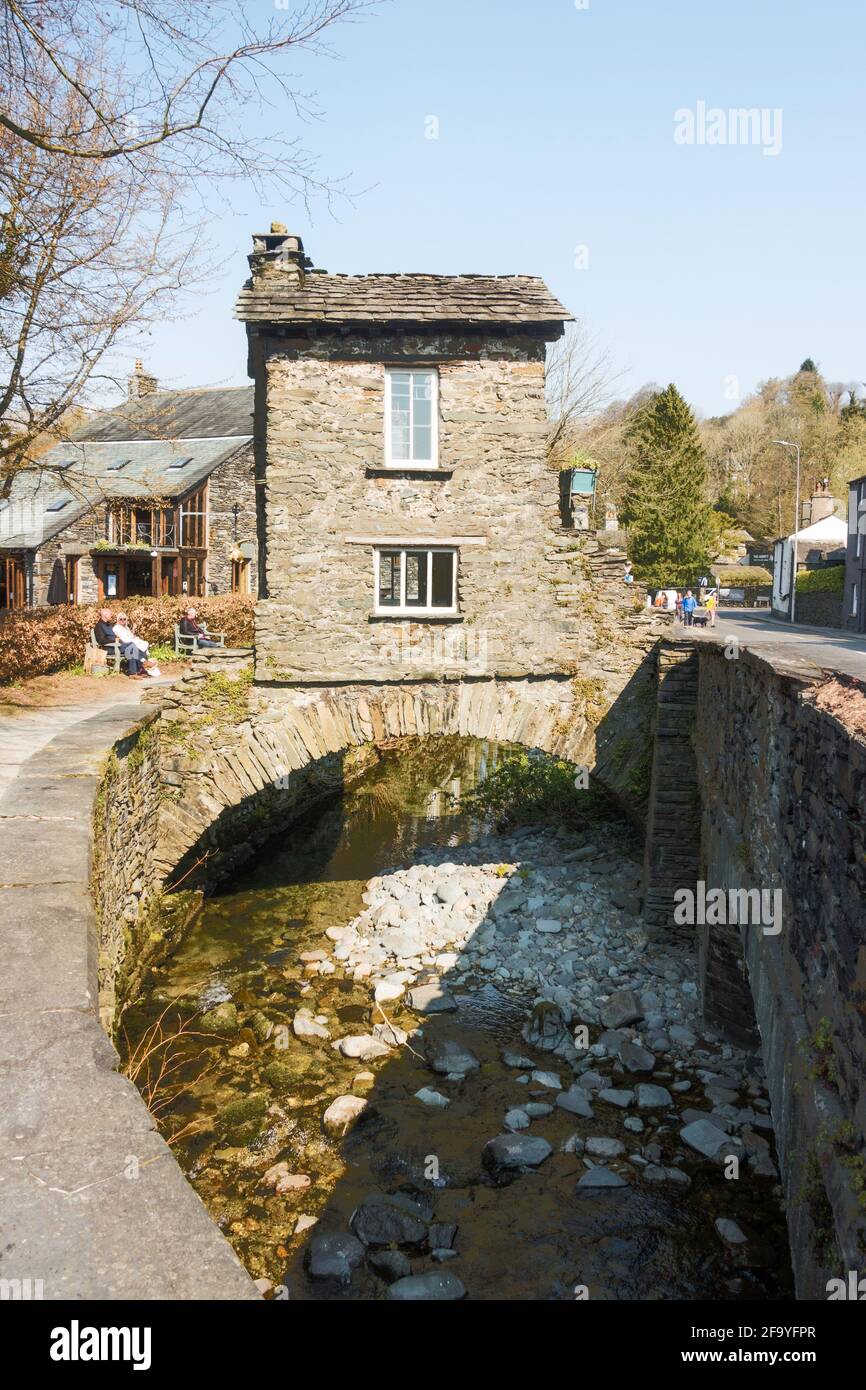 Bridge House over stock Beck, un bâtiment classé du XVIIe siècle à Ambleside, Cumbria, Angleterre, Royaume-Uni Banque D'Images