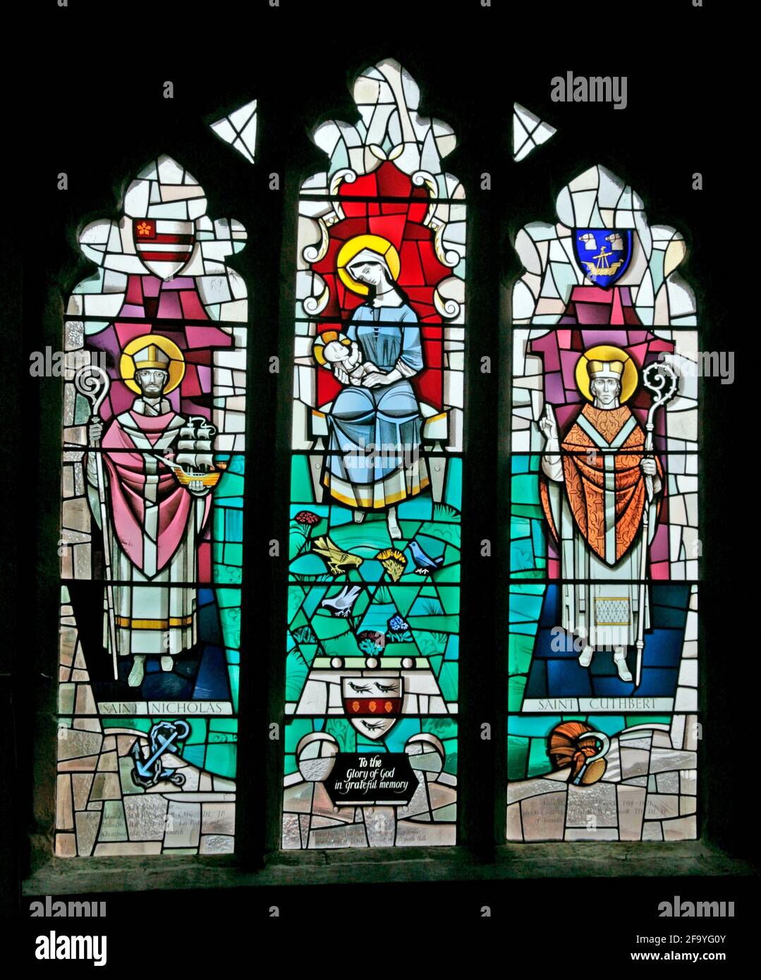 Une fenêtre moderne en vitraux représentant les saints Nicholas et Cuthbert et Madonna and Child de Harry Harvey, l'église St Mary, Leake, North Yorkshire Banque D'Images