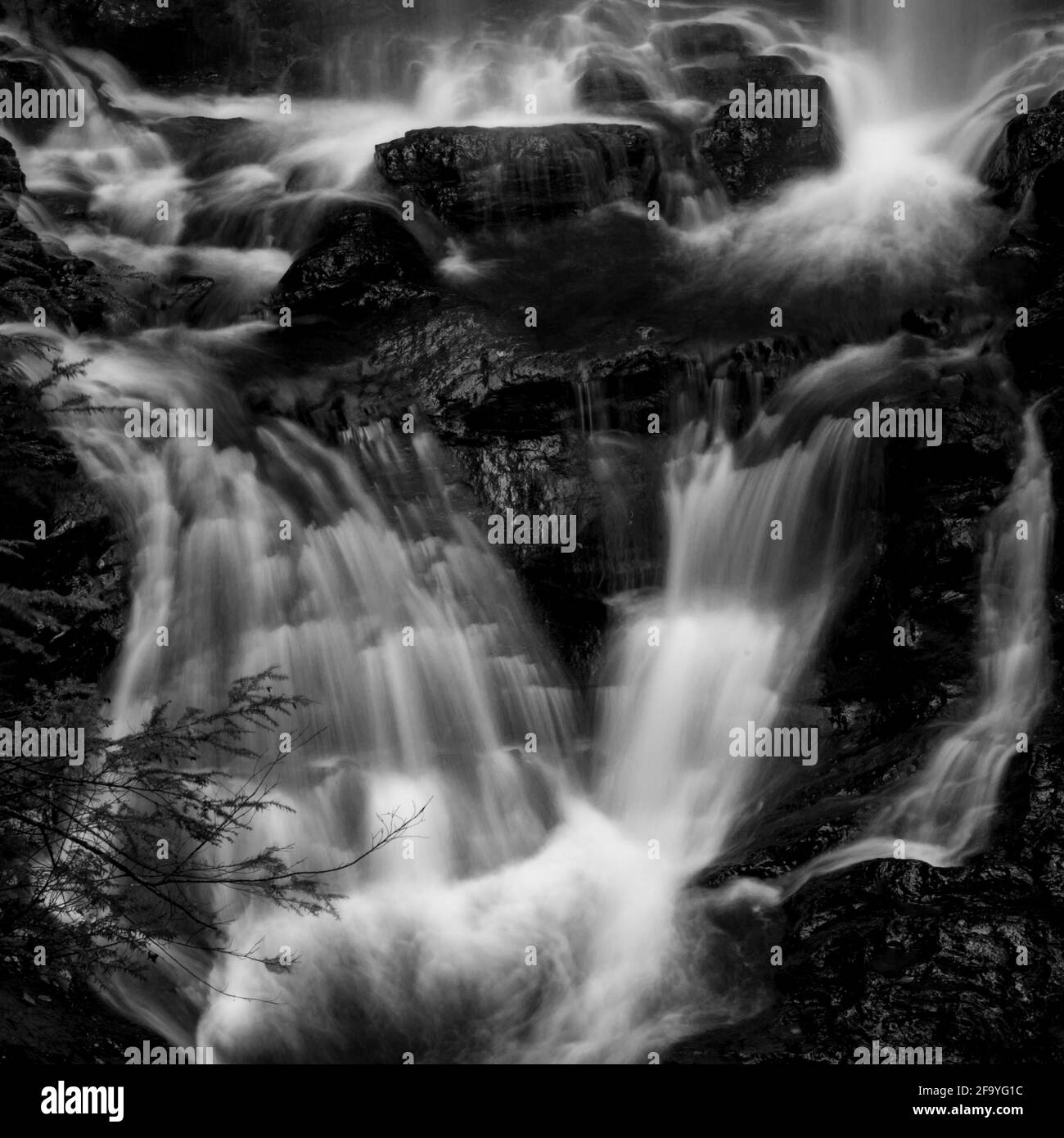 Une longue vue d'exposition de Moss Glen Falls, une chute d'eau dans le Vermont, États-Unis. NOIR ET BLANC Banque D'Images