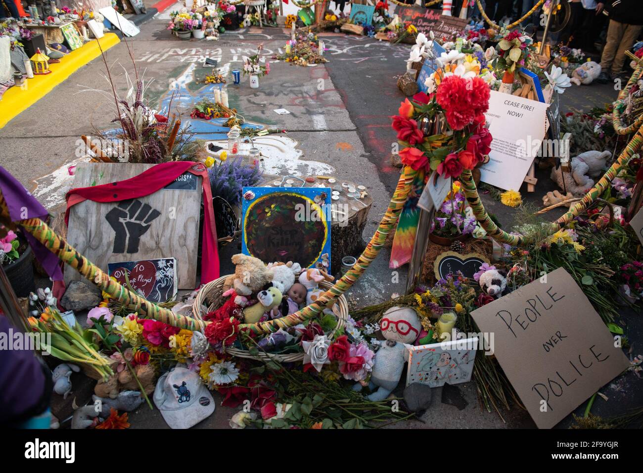 Les gens réagissent au jugement de première instance de Derek Chauvin à George Floyd Square, à l'angle de la 38e rue et de l'avenue Chicago, le 20 avril 2021 à Minneapolis, Minnesota. Photo : Chris Tuite/imageSPACE Banque D'Images