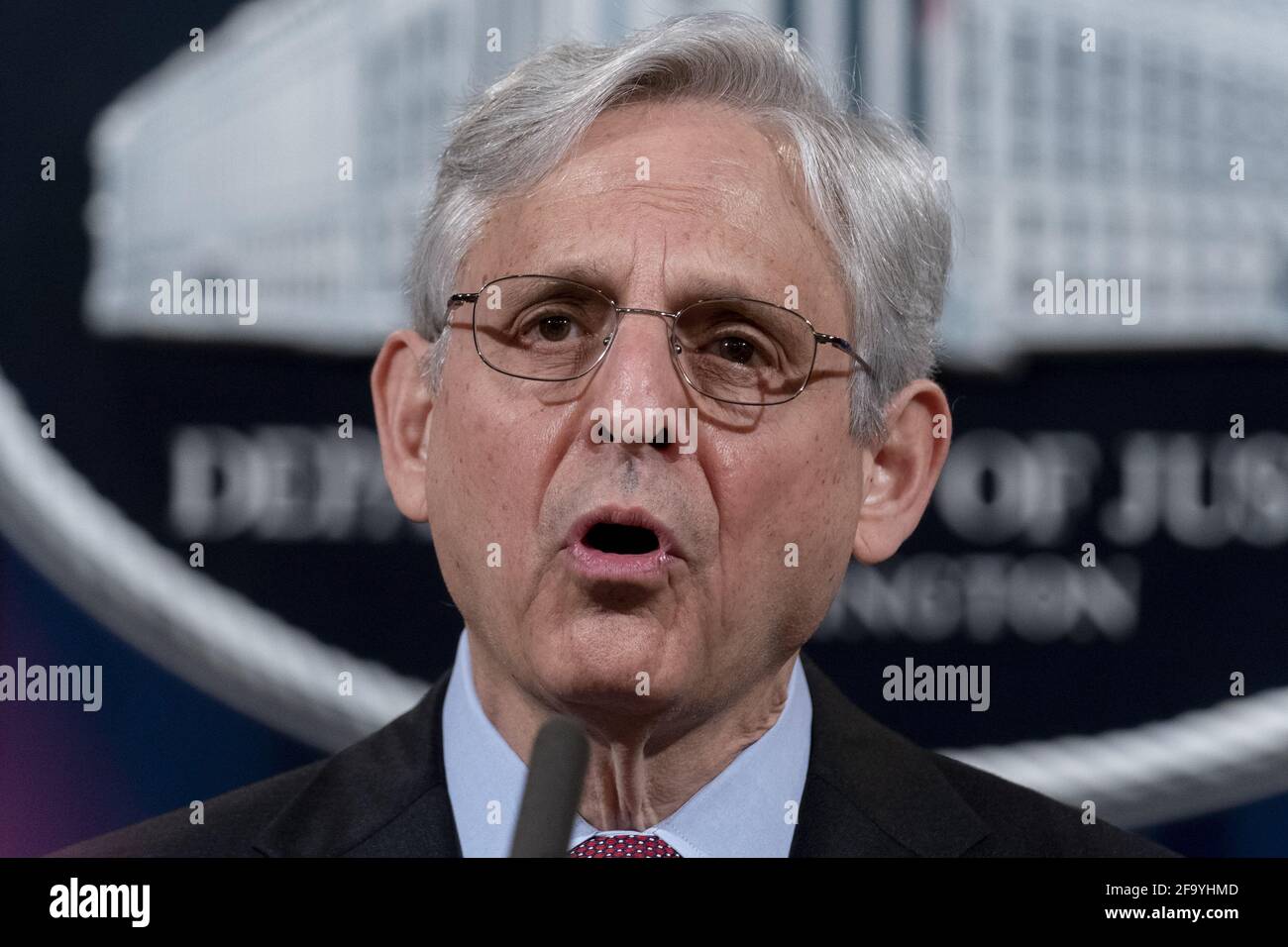 Washington, États-Unis. 21 avril 2021. Le procureur général Merrick Garland fait des remarques au sujet du verdict d'un jury dans l'affaire contre l'ancien officier de police de Minneapolis Derek Chauvin, à la mort de George Floyd, au ministère de la Justice, à Washington, DC, le mercredi 21 avril 2021. Photo de piscine par Andrew Harnik/UPI crédit: UPI/Alay Live News Banque D'Images
