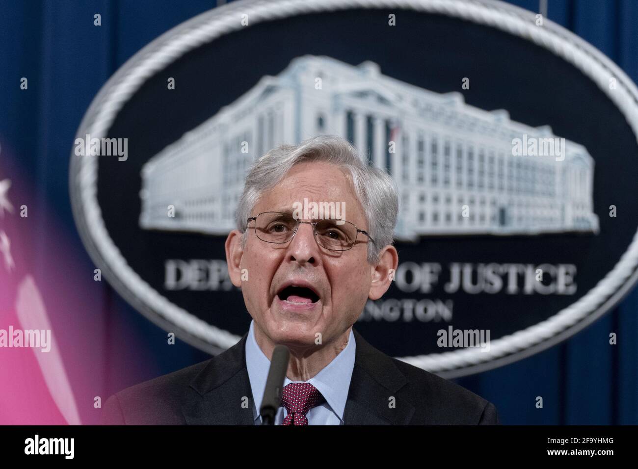 Washington, États-Unis. 21 avril 2021. Le procureur général Merrick Garland fait des remarques au sujet du verdict d'un jury dans l'affaire contre l'ancien officier de police de Minneapolis Derek Chauvin, à la mort de George Floyd, au ministère de la Justice, à Washington, DC, le mercredi 21 avril 2021. Photo de piscine par Andrew Harnik/UPI crédit: UPI/Alay Live News Banque D'Images