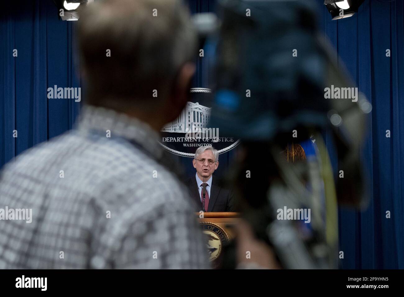 Washington, États-Unis. 21 avril 2021. Le procureur général Merrick Garland fait des remarques au sujet du verdict d'un jury dans l'affaire contre l'ancien officier de police de Minneapolis Derek Chauvin, à la mort de George Floyd, au ministère de la Justice, à Washington, DC, le mercredi 21 avril 2021. Photo de piscine par Andrew Harnik/UPI crédit: UPI/Alay Live News Banque D'Images