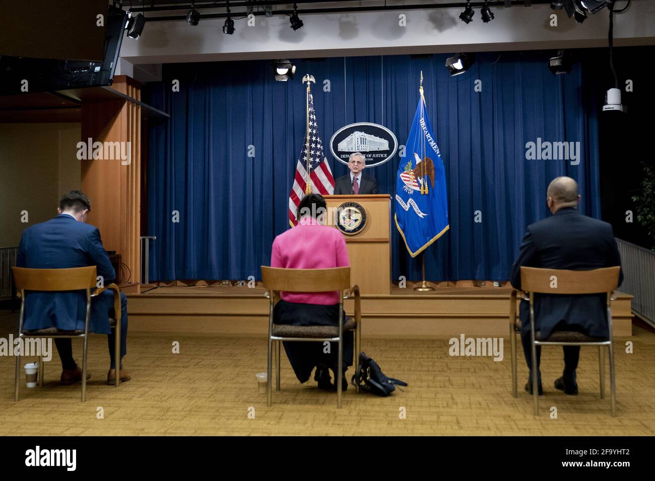 Washington, États-Unis. 21 avril 2021. Le procureur général Merrick Garland fait des remarques au sujet du verdict d'un jury dans l'affaire contre l'ancien officier de police de Minneapolis Derek Chauvin, à la mort de George Floyd, au ministère de la Justice, à Washington, DC, le mercredi 21 avril 2021. Photo de piscine par Andrew Harnik/UPI crédit: UPI/Alay Live News Banque D'Images