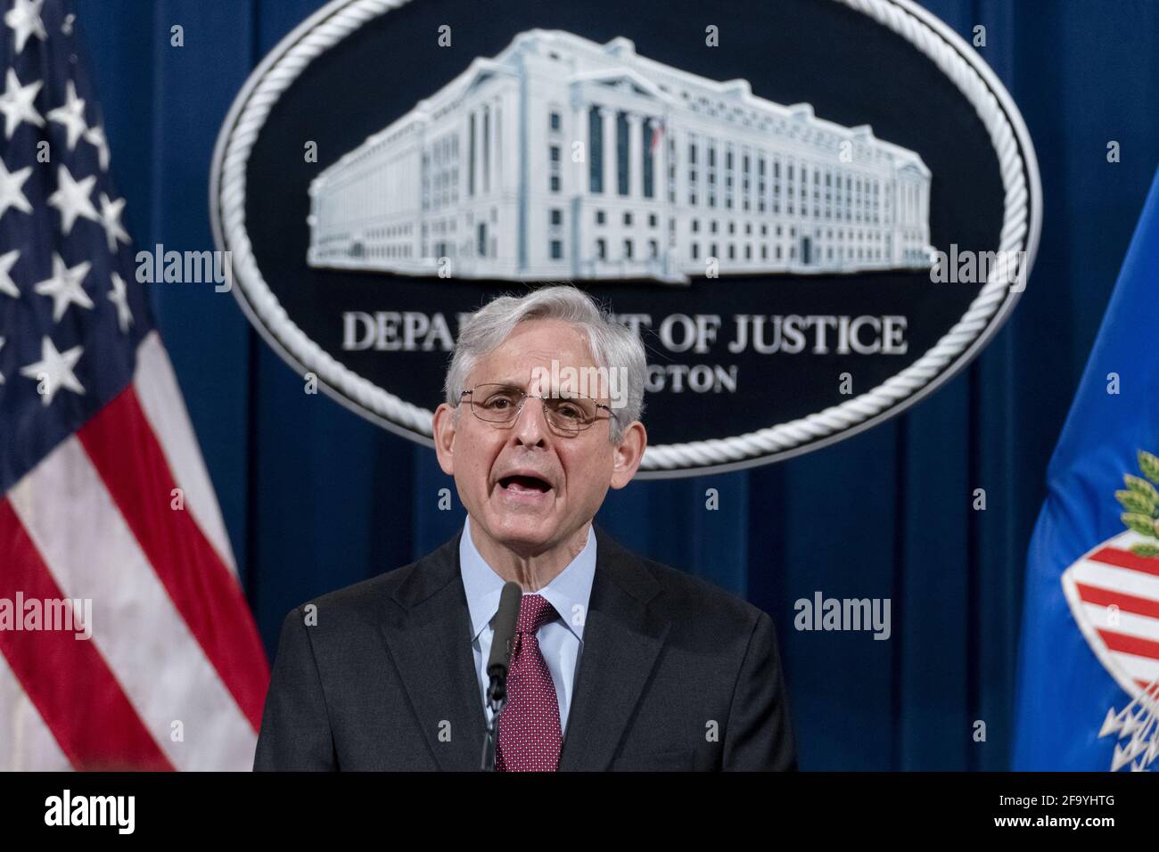 Washington, États-Unis. 21 avril 2021. Le procureur général Merrick Garland fait des remarques au sujet du verdict d'un jury dans l'affaire contre l'ancien officier de police de Minneapolis Derek Chauvin, à la mort de George Floyd, au ministère de la Justice, à Washington, DC, le mercredi 21 avril 2021. Photo de piscine par Andrew Harnik/UPI crédit: UPI/Alay Live News Banque D'Images