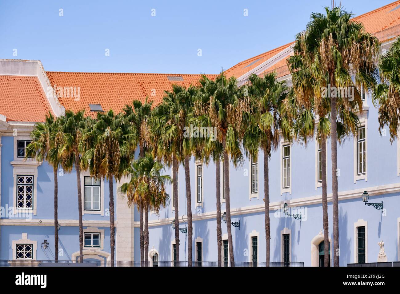 Bâtiment sur l'esplanade Ribeira das Naus, le long du Tage. Lisbonne, Portugal Banque D'Images