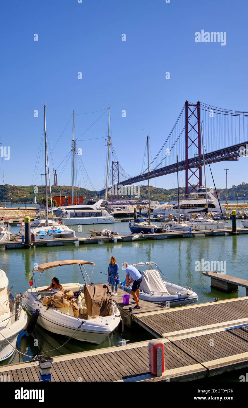 Le port de plaisance de Santo Amaro, un endroit frais à Lisbonne., avec des restaurants, des bars, le port de plaisance. Portugal Banque D'Images