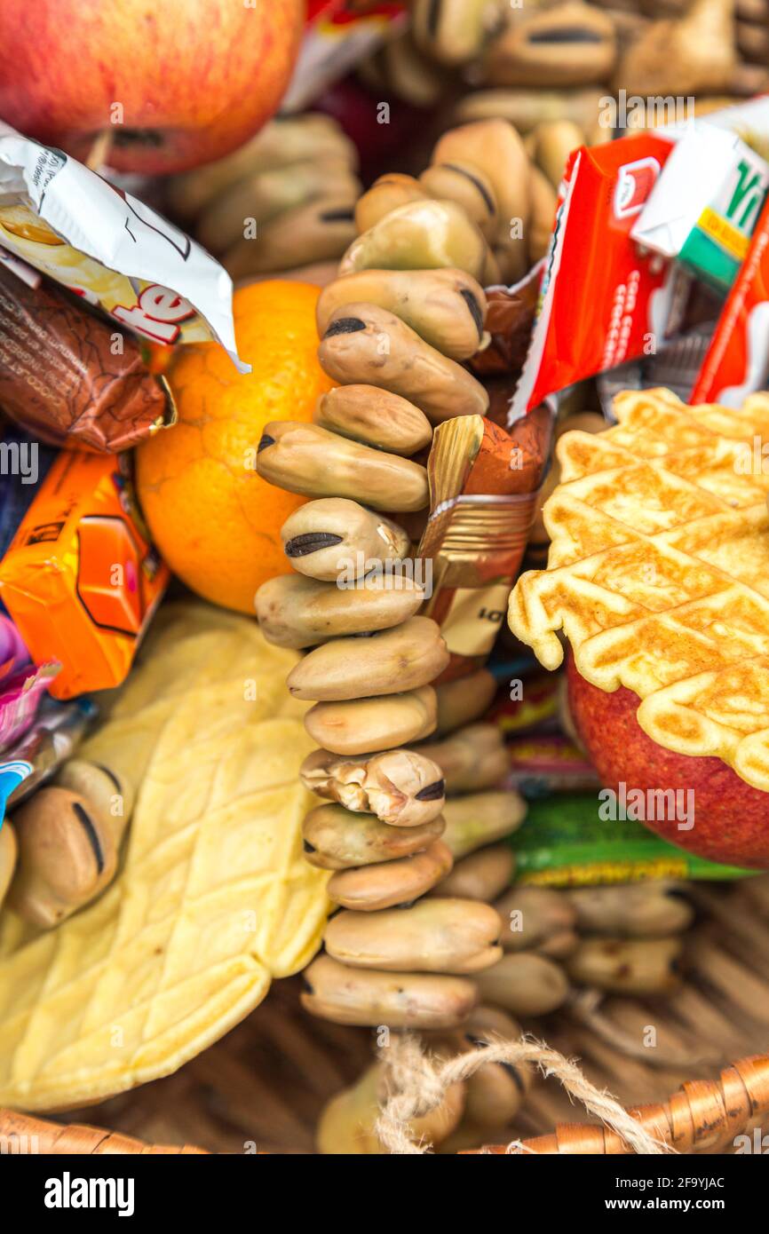 Folklore des Abruzzes. La nourriture de dévotion a toujours été une composante importante des vacances. La Ferratelle, les fruits et les sucreries sont un classique. Abruzzes. Banque D'Images