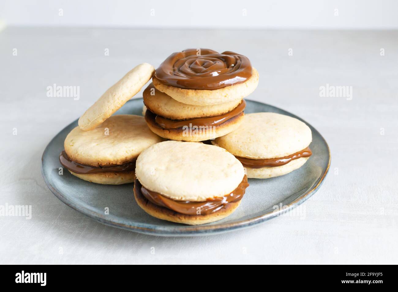 Biscuits Alfahores au lait condensé sur une assiette grise. Biscuits maison traditionnels. Concept de cuisine maison. Orientation horizontale. Banque D'Images