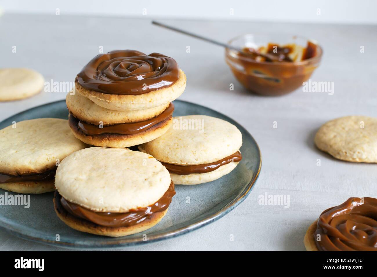 Biscuits Alfahores au lait condensé sur une assiette grise. Biscuits maison traditionnels. Concept de cuisine maison. Orientation horizontale. Banque D'Images