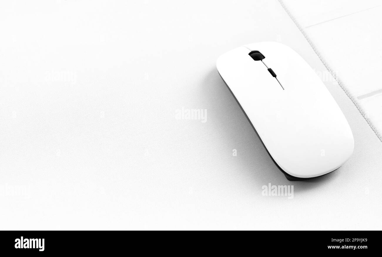 Souris blanche pour ordinateur portable avec molette de défilement noire Banque D'Images