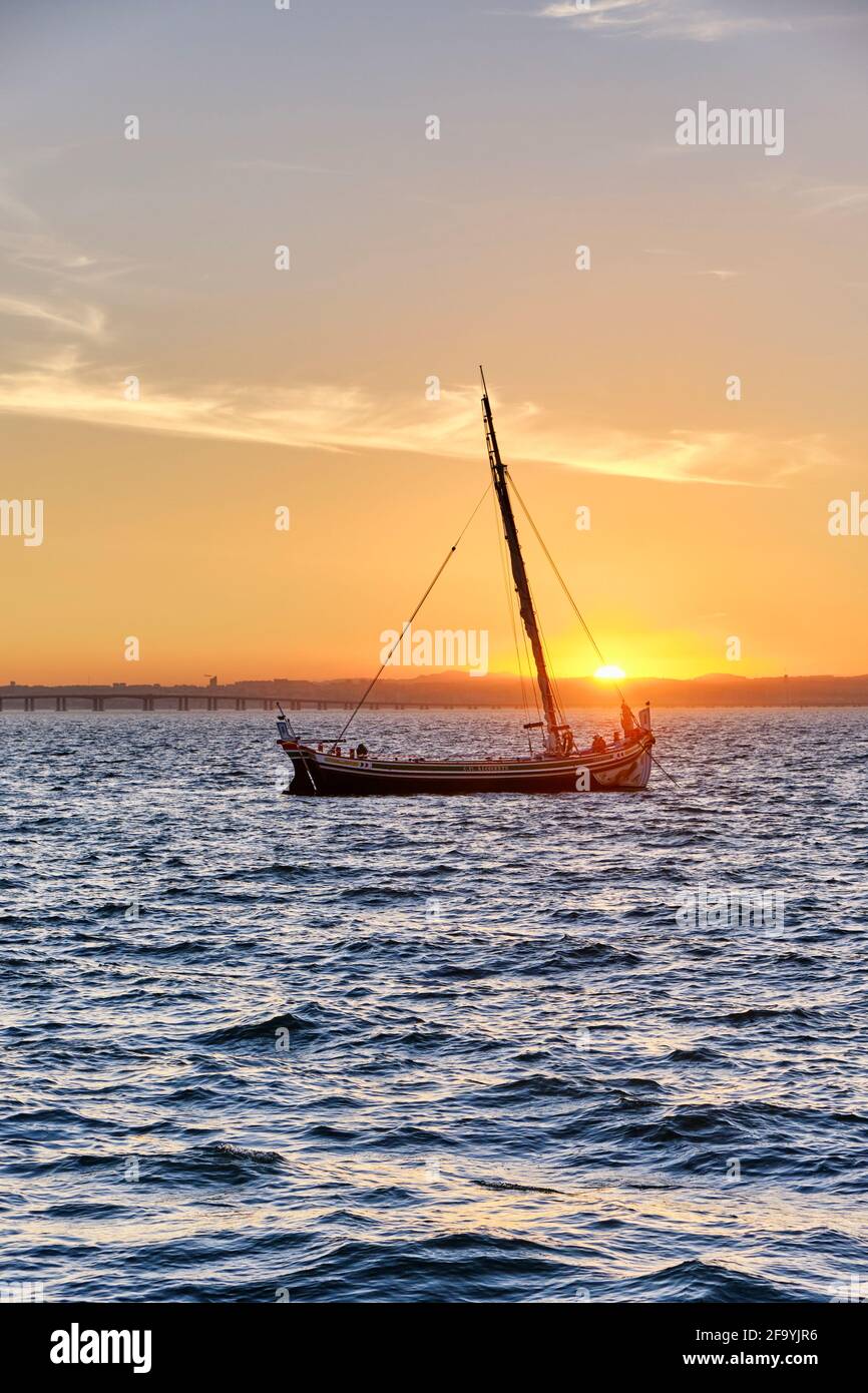 Un bateau traditionnel de la rivière Tage. Alcochete. Portugal Banque D'Images