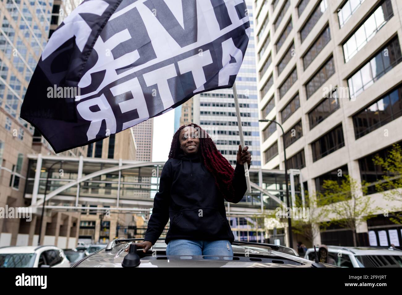 Minneapolis, États-Unis. 20 avril 2021. Un membre de la communauté qui se trouve au-dessus d'une voiture réagit devant le tribunal du comté de Hennepin à Minneapolis, Minnesota, le 20 avril 2021, alors que le verdict du procès de Derek Chauvin est annoncé. L'ancien officier Derek Chauvin a été reconnu coupable des trois chefs d'accusation de l'assassinat de George Floyd en mai 2020. Chauvin a été accusé de meurtre non intentionnel au deuxième degré, de meurtre au troisième degré et d'homicide involontaire coupable au deuxième degré. (Photo de Brian Feinzimer/Sipa USA) crédit: SIPA USA/Alamy Live News Banque D'Images