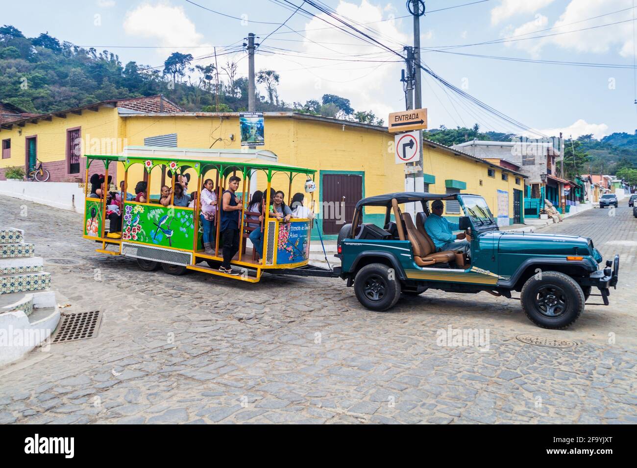 CONCEPCION DE ATACO, EL SALVADOR - 3 AVRIL 2016 : le tramway touristique passe dans les rues du village de Concepcion de Ataco. Banque D'Images