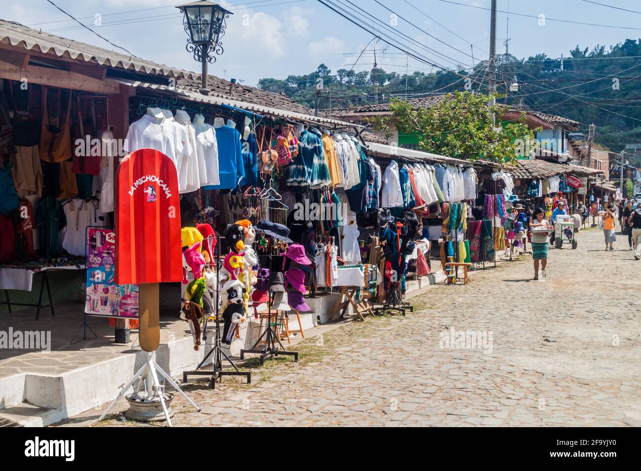 CONCEPCION DE ATACO, EL SALVADOR - 3 AVRIL 2016 : des étals de vêtements bordent les rues du village de Concepcion de Ataco. Banque D'Images