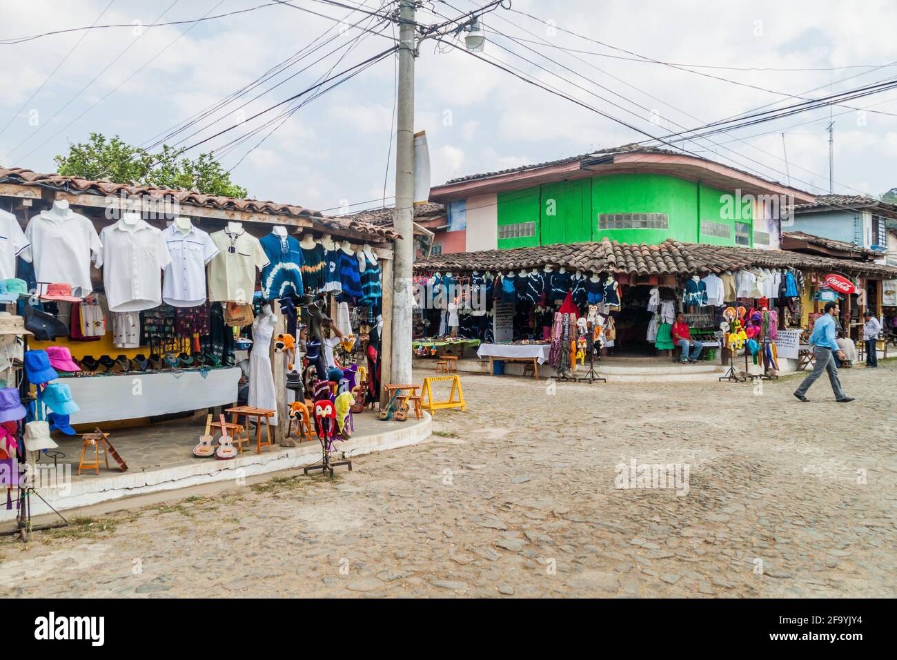 CONCEPCION DE ATACO, EL SALVADOR - 3 AVRIL 2016 : des étals de vêtements bordent les rues du village de Concepcion de Ataco. Banque D'Images