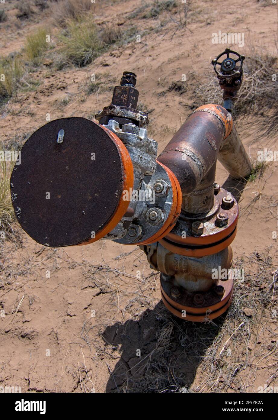 Tête de puits de gaz naturel pompé sec et bouché comme nous épuisons les combustibles fossiles et passons à l'énergie renouvelable verte respectueux de l'environnement Banque D'Images