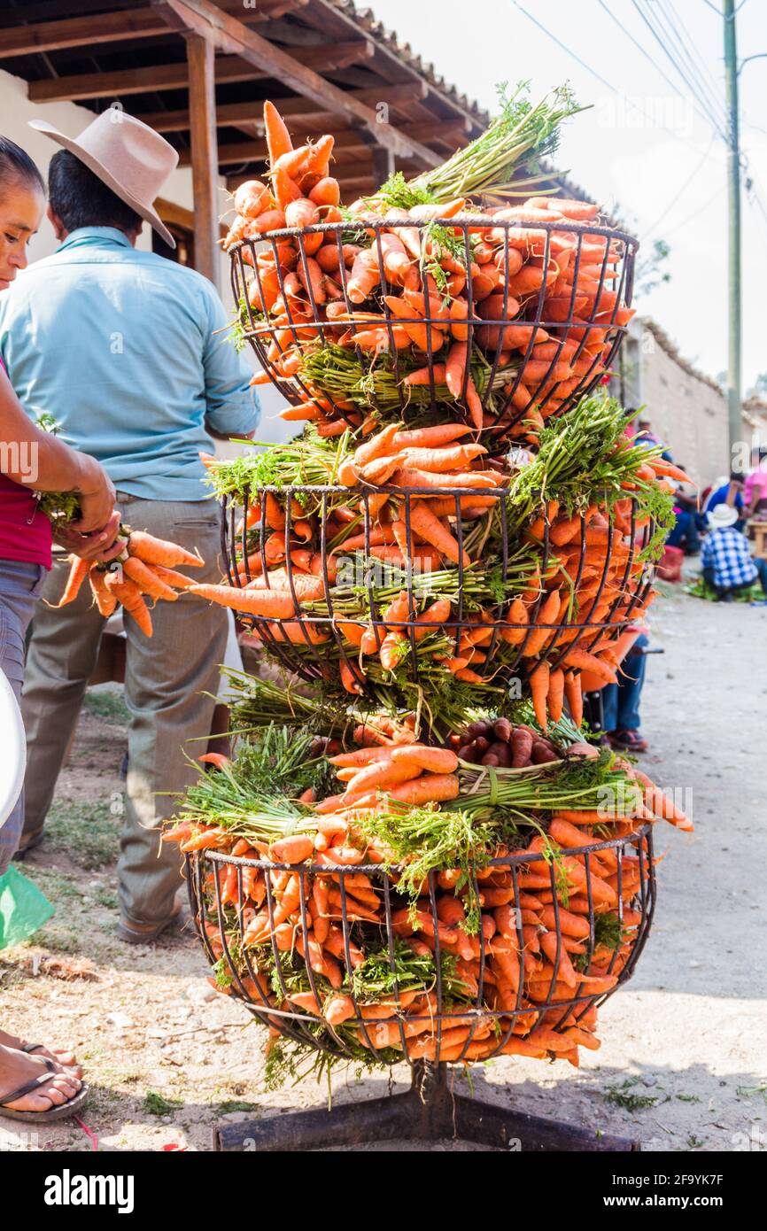 SAN MANUEL DE COLOHETE, HONDURAS - 15 AVRIL 2016 : les carottes au point mort du marché. Il y a un grand marché dans ce village deux fois par mois. Banque D'Images