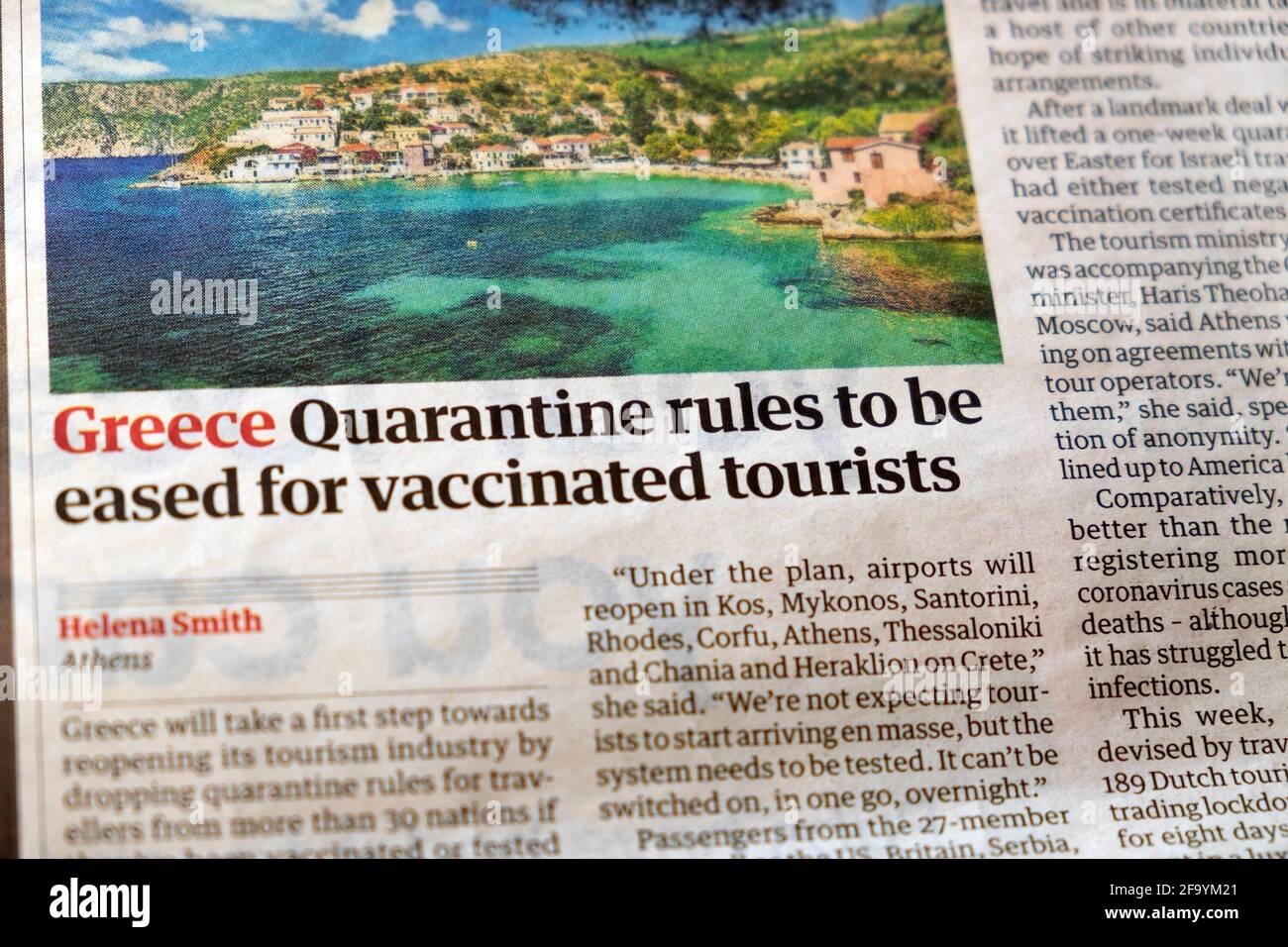 "Grèce quarantaine des règles à être assouplies pour les touristes vaccinés" Guardian journal touristique titre page de voyage 15 avril 2021 Londres Angleterre ROYAUME-UNI Banque D'Images