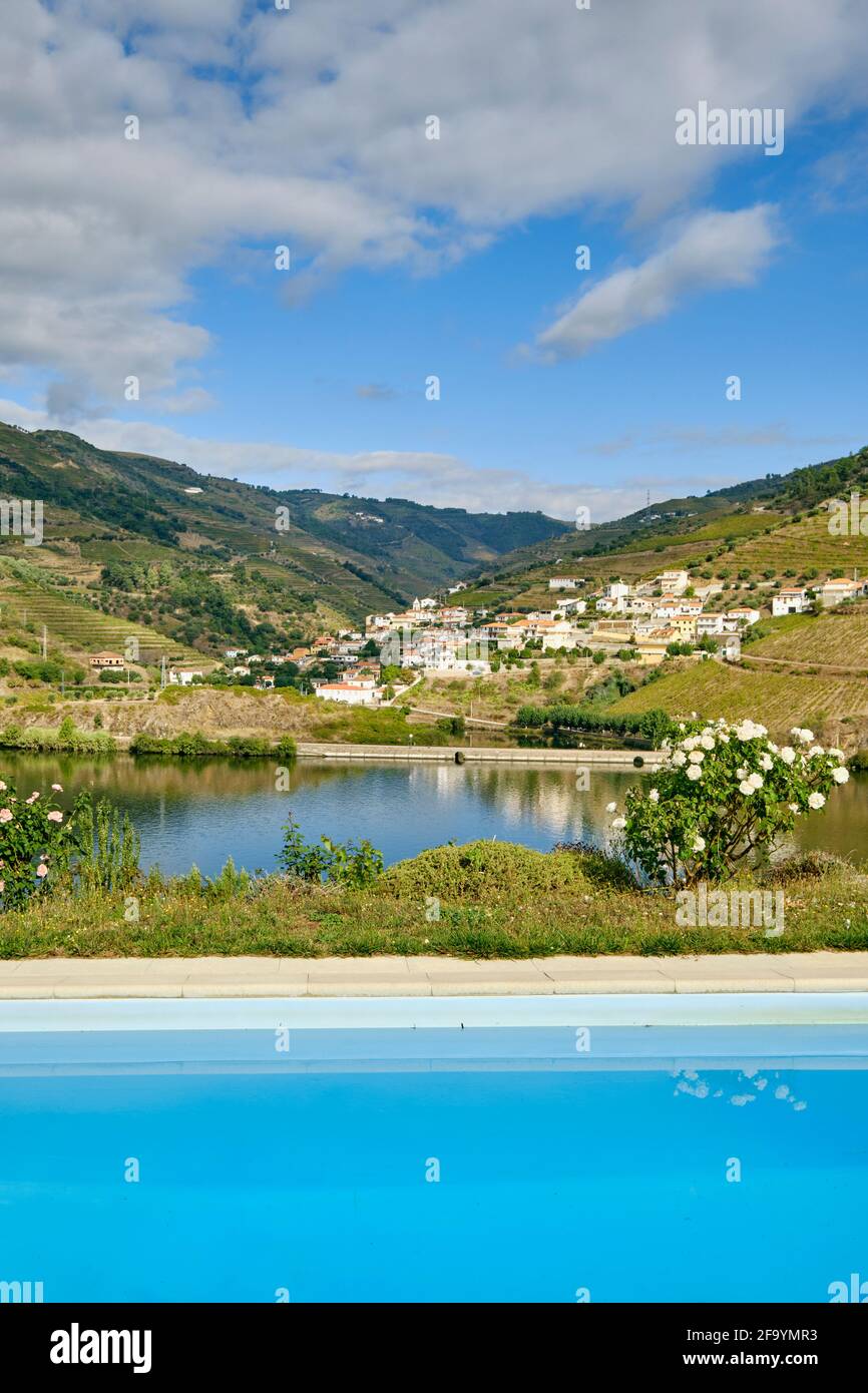 Piscine sur le Douro, Folgosa do Douro. Le village de Covelinhas sur l'autre rive de la rivière. Alto Douro, un patrimoine mondial de l'UNESCO si Banque D'Images