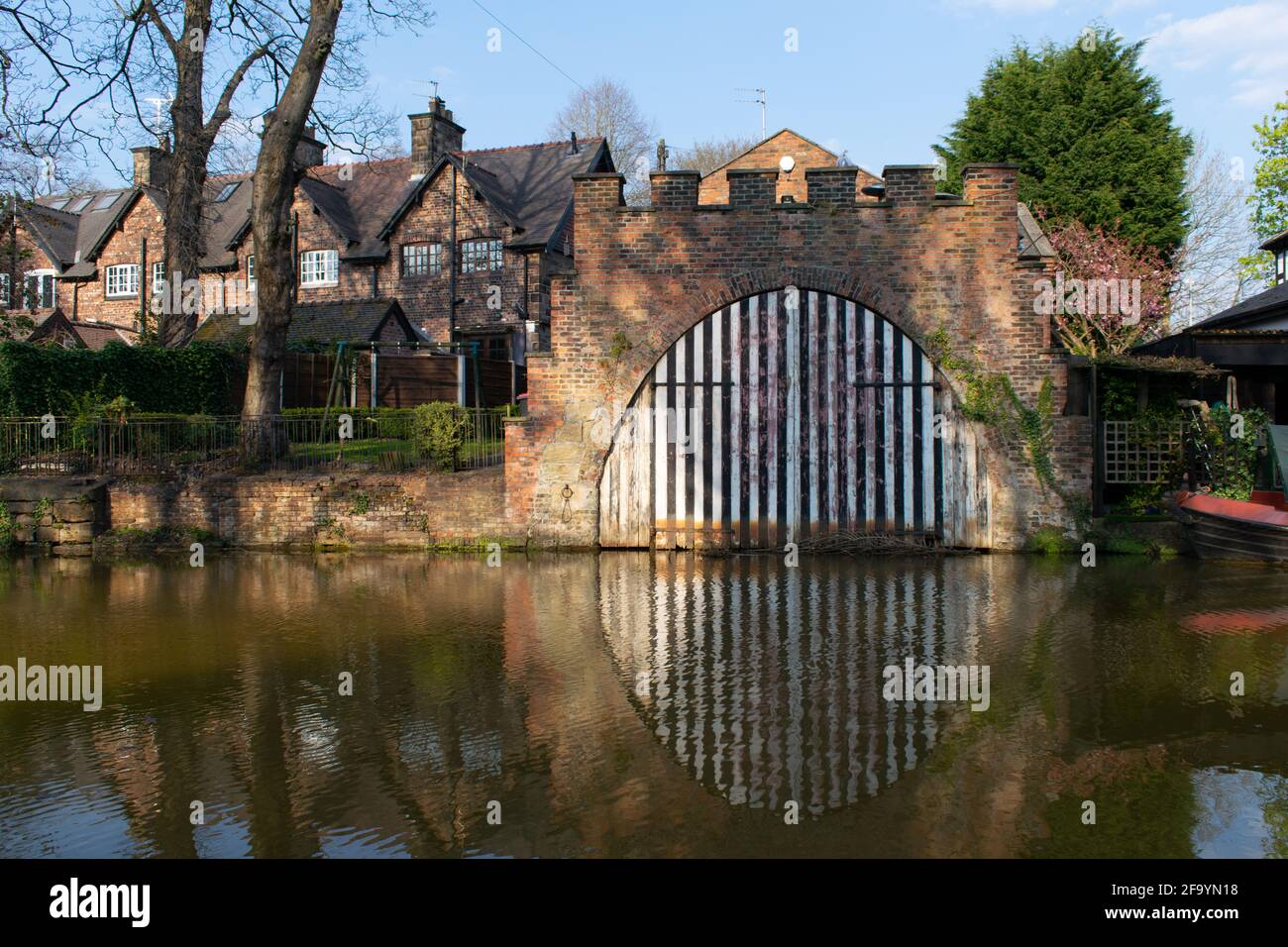 Canal Bridgewater, Worsley. Boathouse reflétée dans l'eau Banque D'Images