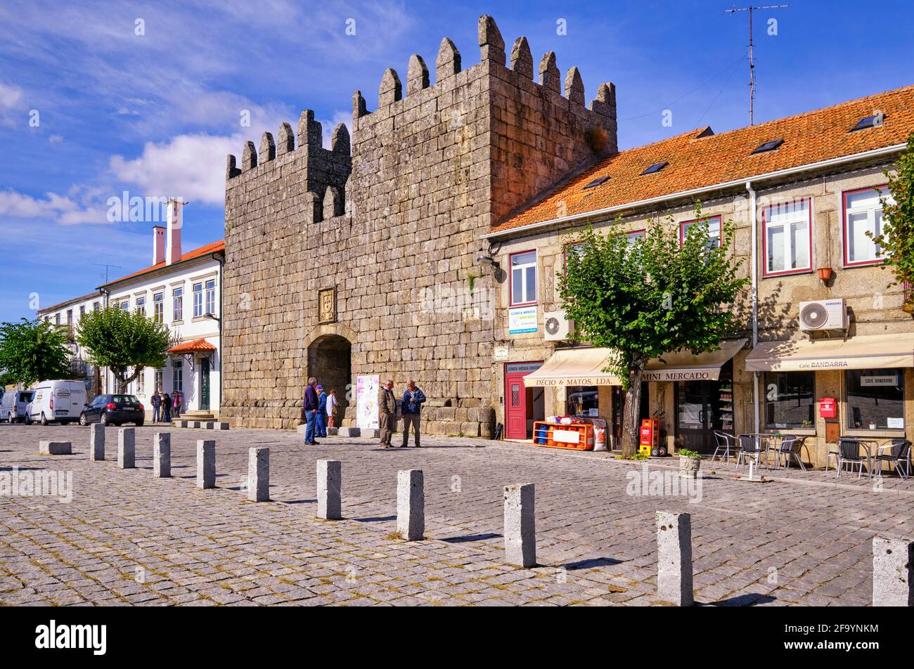 Le mur de Trancoso et la porte principale El Rei de la vieille ville. Trancoso, Beira Alb. Portugal Banque D'Images