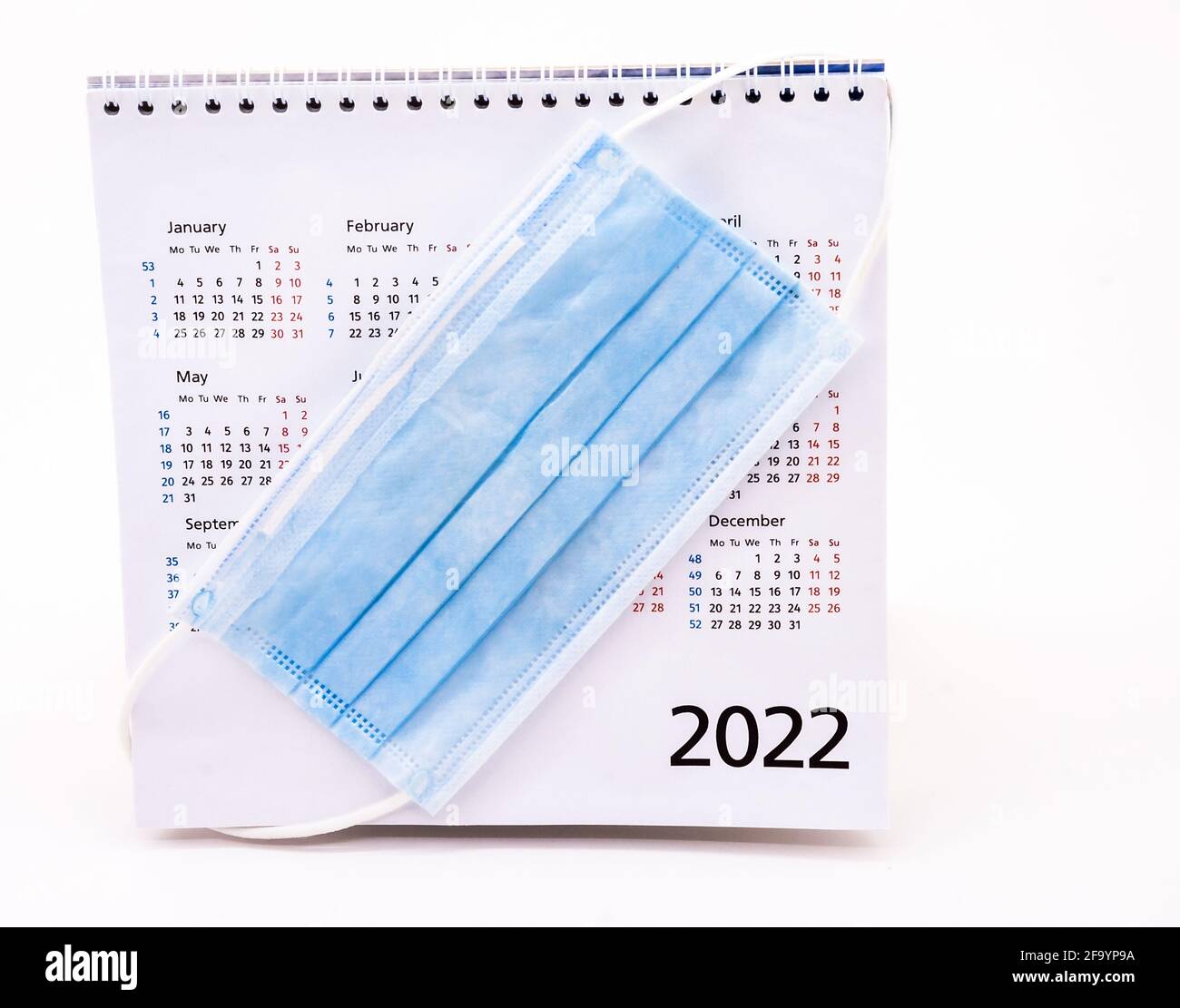 Masque sanitaire et calendrier 2022. Masque médical et calendrier de bureau 2022. Banque D'Images