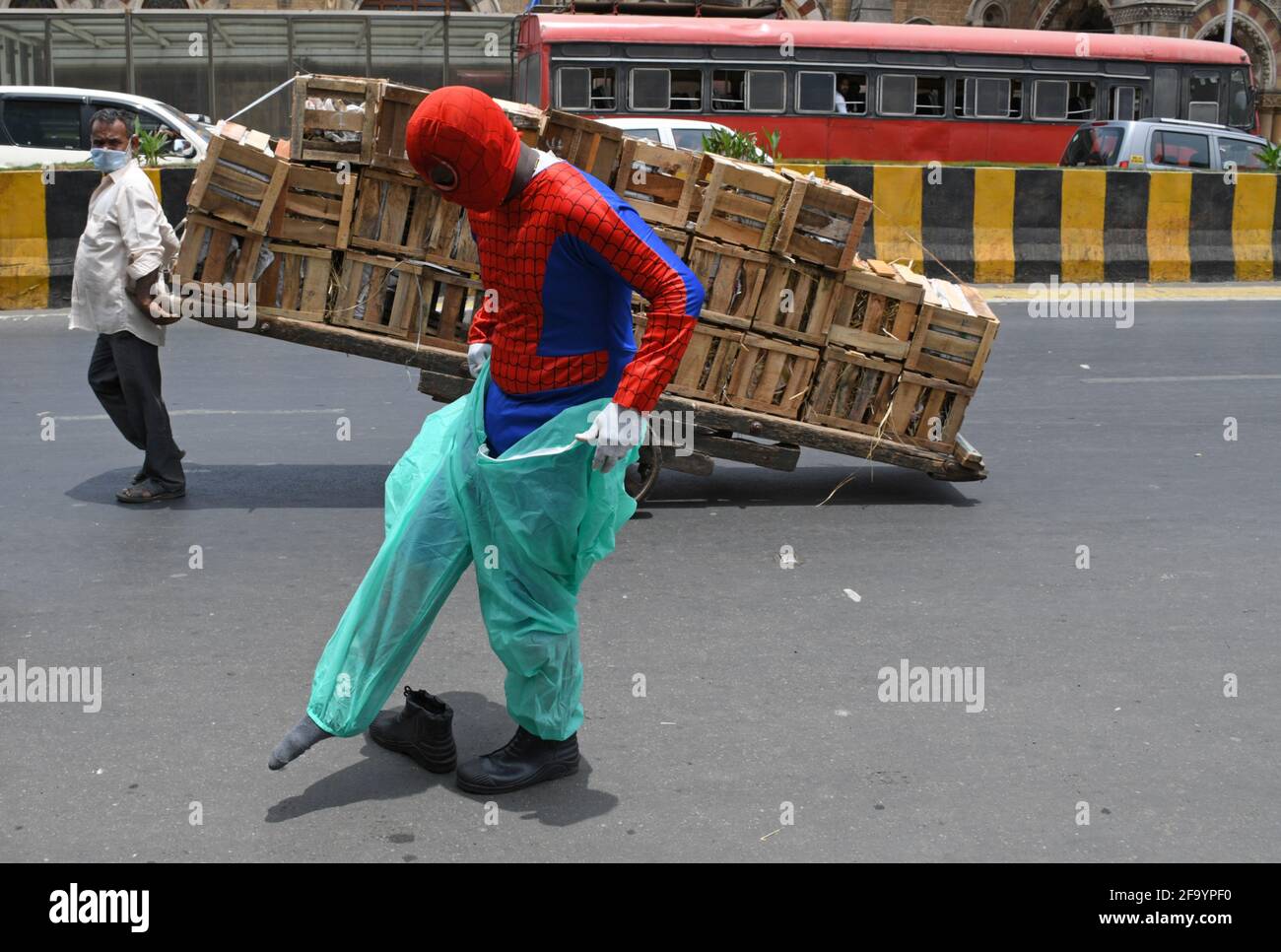Mumbai, Inde. 21 avril 2021. Un homme habillé comme Spider Man porte un équipement de protection individuelle (EPI) après avoir désinfecté à l'extérieur de Chhatrapati Shivaji Maharaj Terminus, comme précaution contre la propagation du coronavirus. Crédit : SOPA Images Limited/Alamy Live News Banque D'Images