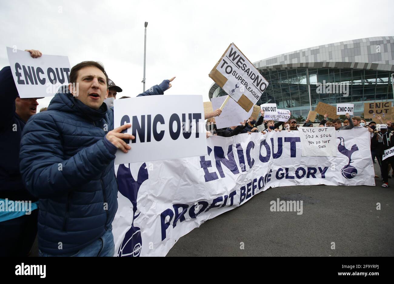 Stade Tottenham Hotspur, Londres, Royaume-Uni. 21 avril 2021. Les fans de Tottenham se réunissent à l'extérieur avant leur match à domicile contre Southampton pour protester contre les propriétaires de Tottenham qui ont rejoint la Super League européenne proposée avant de retirer leur candidature en raison de la pression extérieure photographiée au Tottenham Hotspur Stadium, à Londres. Date de la photo : 21 avril 2021. Le crédit photo devrait se lire: David Klein/Sportimage crédit: Sportimage/Alay Live News Banque D'Images