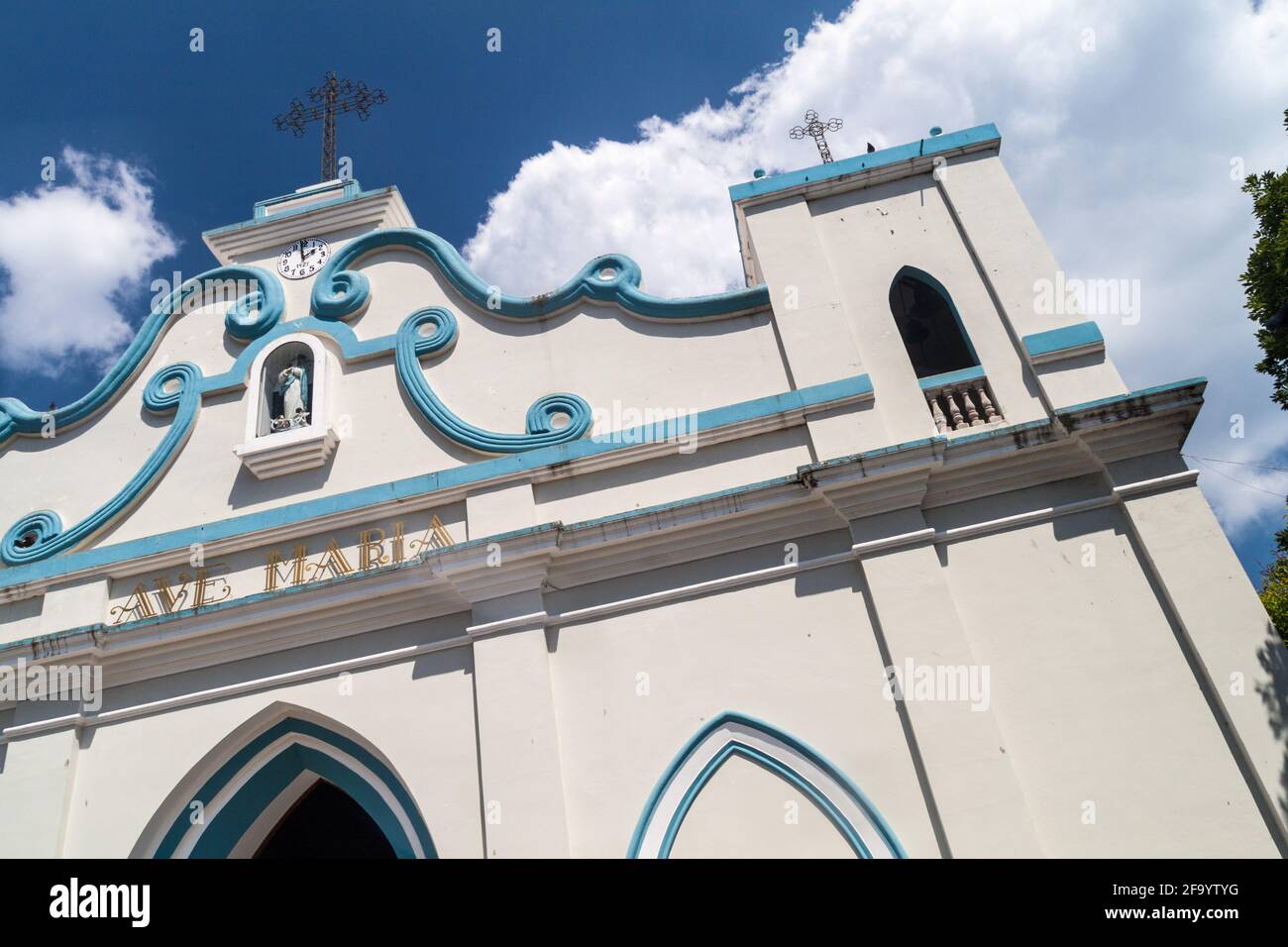 Église dans le village de Concepcion de Ataco, El Salvador Banque D'Images