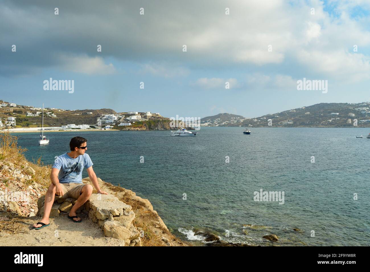 Homme caucasien de l'Uruguay admirant la vue sur la mer Banque D'Images