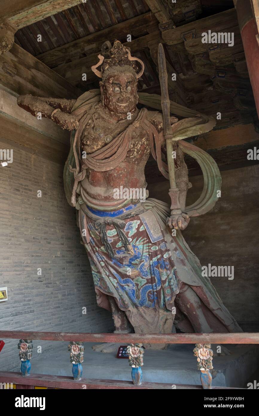 Une des deux statues en argile de Heng et Ha faites dans la dynastie de Liao dans la porte d'entrée du Temple de Dule à Jizhou, Tianjin, Chine. Banque D'Images