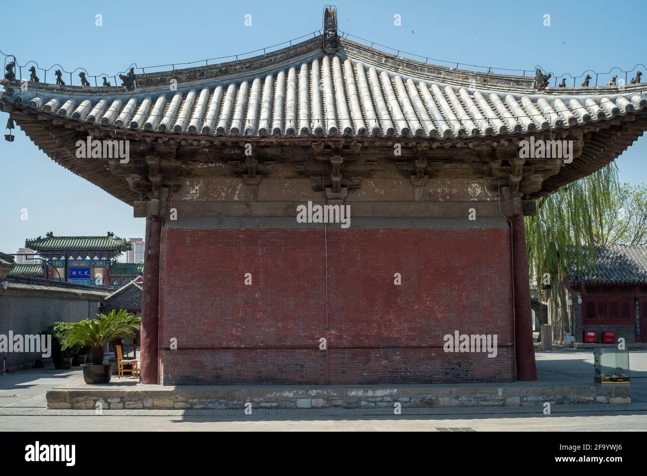 Un côté de la porte d'entrée du temple de Dule. Jizhou, Tianjin, Chine. Banque D'Images