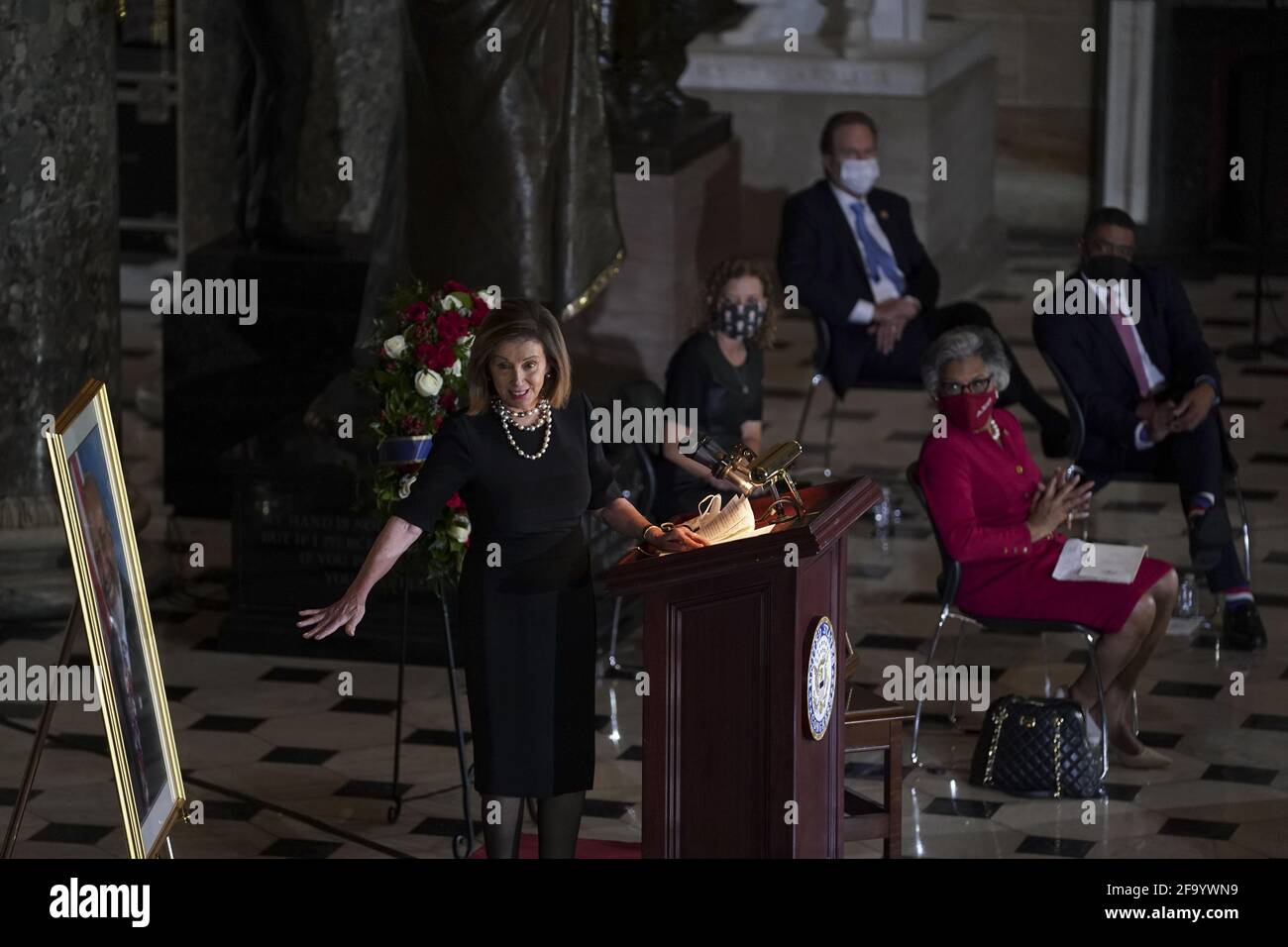 La Présidente de la Chambre des représentants des États-Unis Nancy Pelosi (démocrate de Californie), parle lors d'une cérémonie en l'honneur de feu le Représentant américain Alcee Hastings (démocrate de Floride) dans la salle de statuaire du Capitole des États-Unis à Washington, D.C., aux États-Unis, le mercredi 21 avril, 2021. Hastings, qui était le membre le plus longtemps en service de la délégation du Congrès de Floride, est décédé le 6 avril après avoir annoncé en 2019 qu'il était traité pour le cancer du pancréas. Credit: Stefani Reynolds / Pool via CNP | usage dans le monde entier Banque D'Images