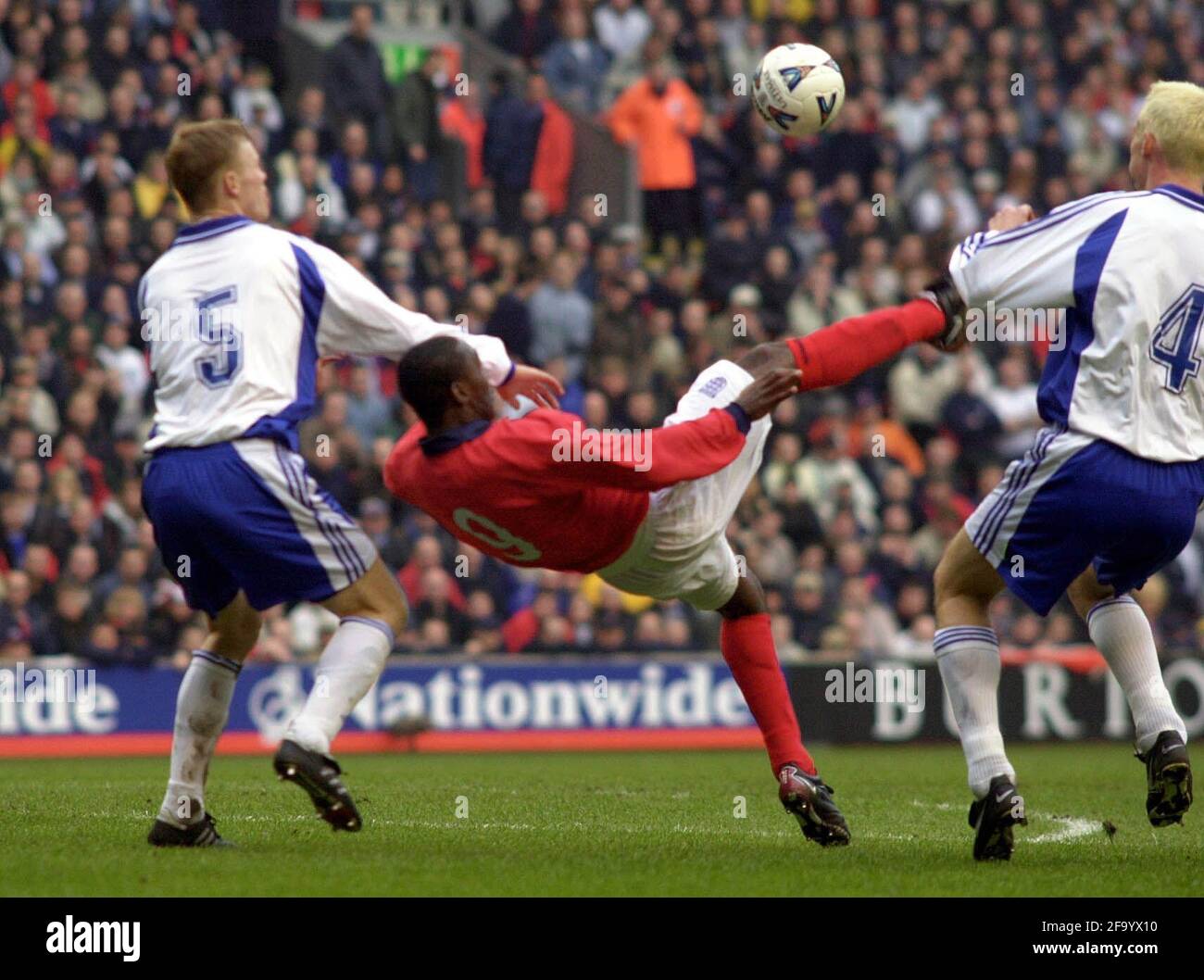 ANDY COLE TENTE UN COUP DE PIED AU-DESSUS DE LA TÊTE PENDANT L'ANGLETERRE V FINLANDE QUALIFICATION DE LA COUPE DU MONDE À ANFIELD Banque D'Images