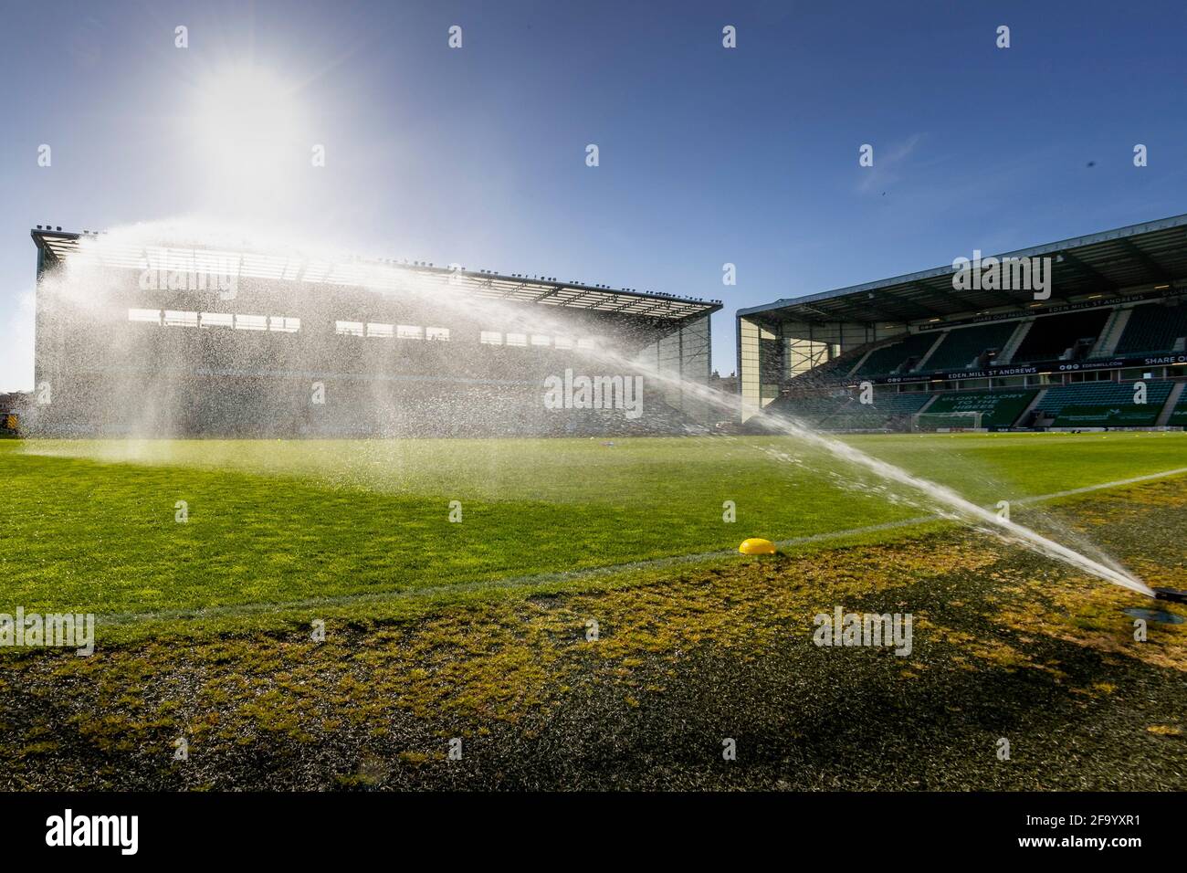 21 avril 2021 ; Easter Road, Édimbourg, Écosse ; Scottish Premiership football, Hibernian versus Livingston ; terrain de la route de Pâques avec les arroseurs en avant du coup d'envoi Banque D'Images