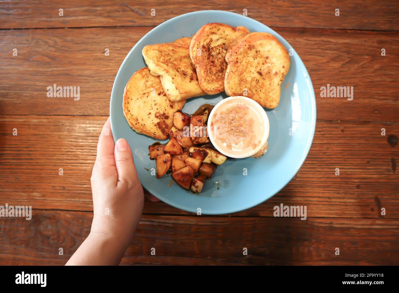 faire griller avec de la sauce ou du pain avec de la pomme cuite au four  pour servir Photo Stock - Alamy