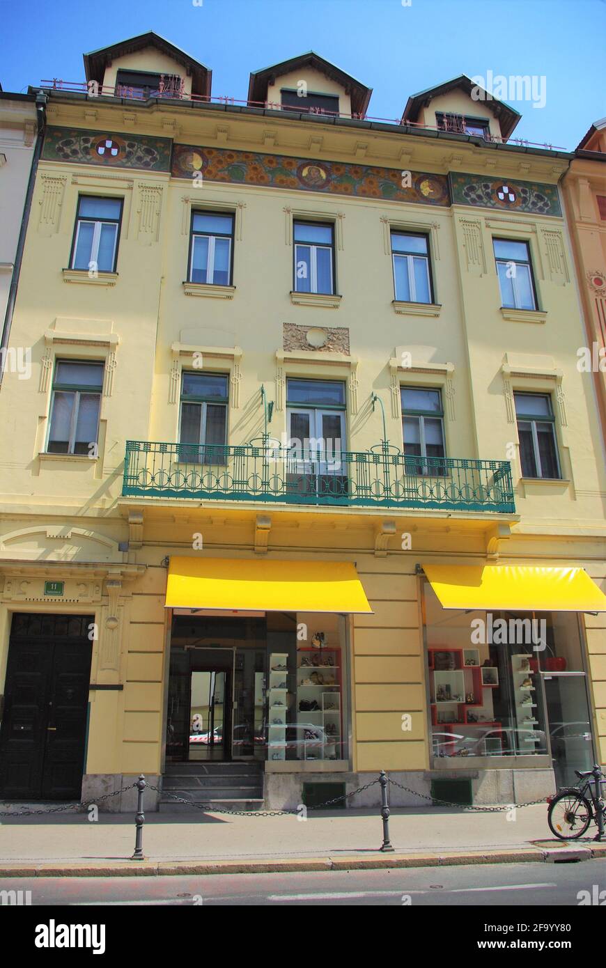 Belle décoration de style Art nouveau au sommet d'un immeuble classique d'appartements et de magasins, Ljubljana, Slovénie Banque D'Images