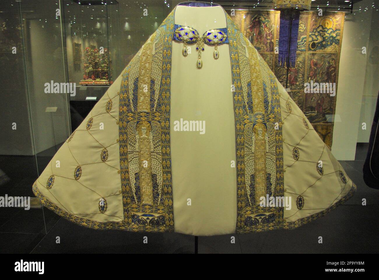 Design Art nouveau du cape du prêtre catholique, le chasuble, porté lors de  la célébration de la messe Photo Stock - Alamy