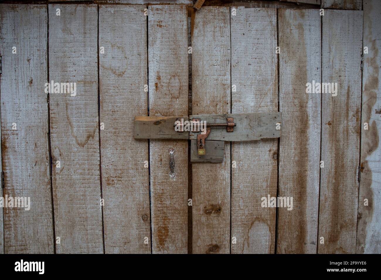 Porte en bois rustique ancien avec cadenas concept vintage. Banque D'Images